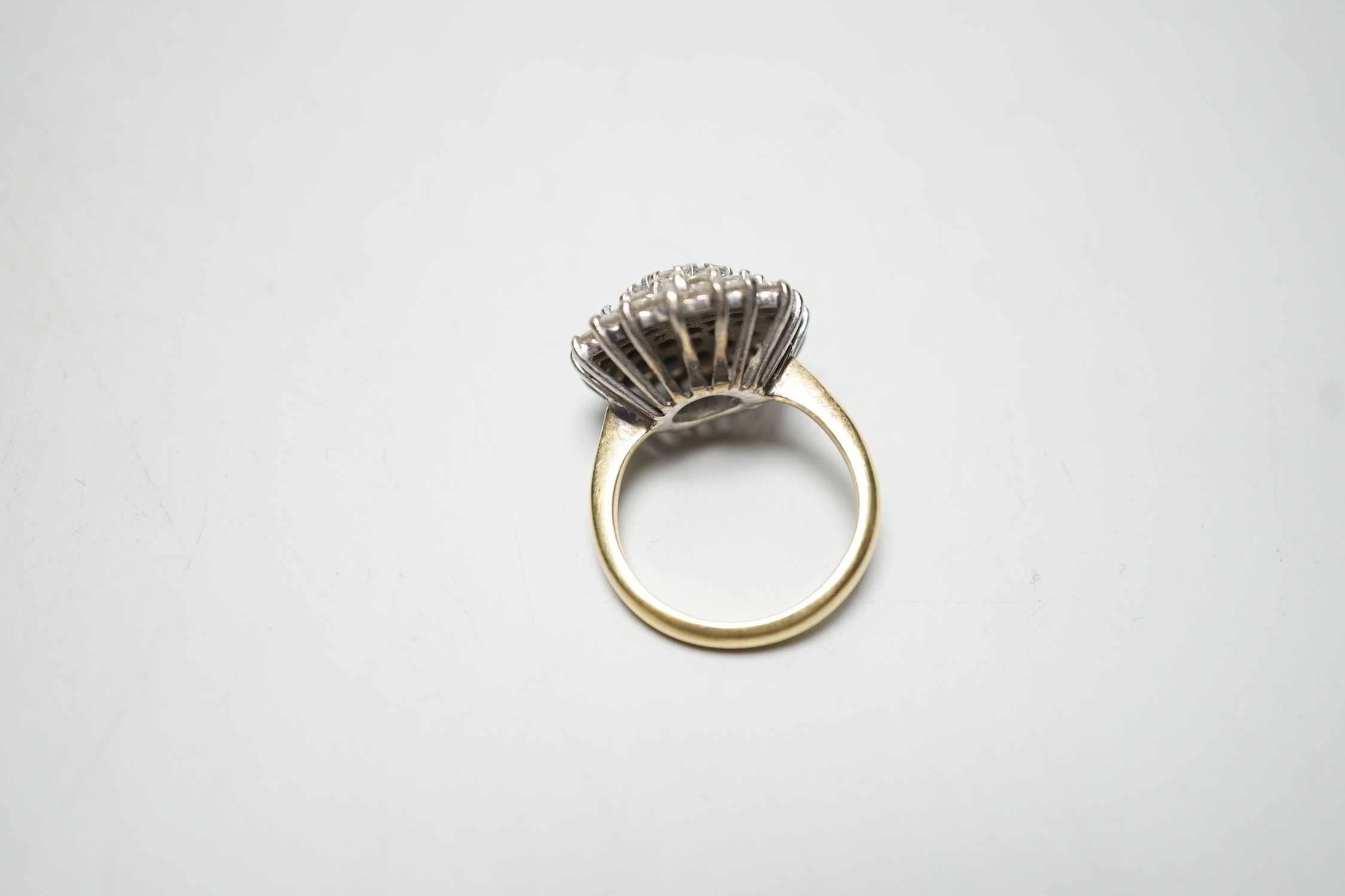 A modern 18ct and diamond set circular cluster ring, size I/J, gross 7.9 grams.